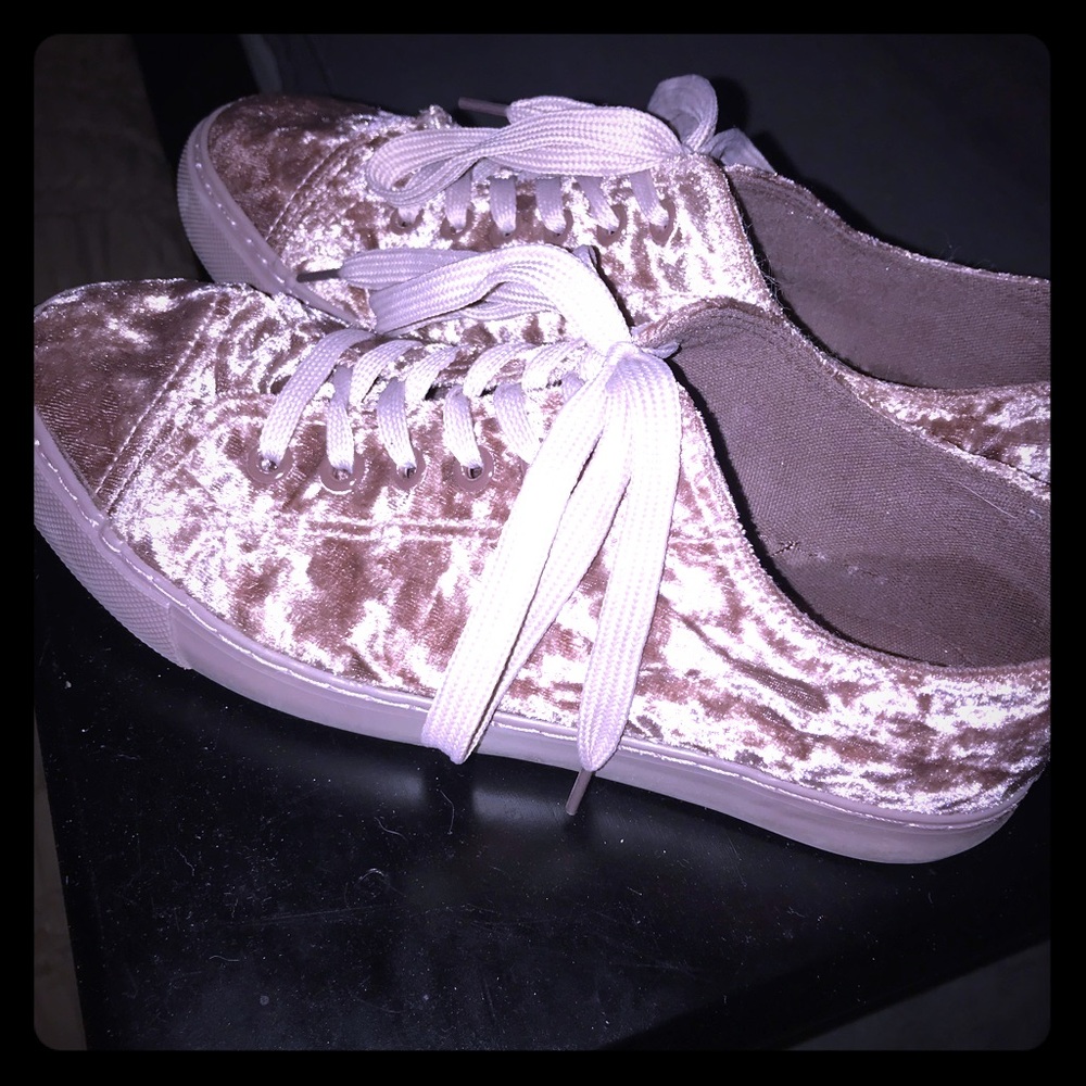 Sued tennis shoes